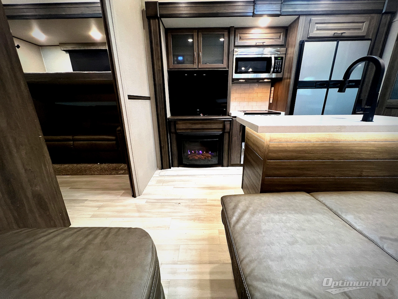 2022 Grand Design Solitude S-Class 3950BH Photo 9