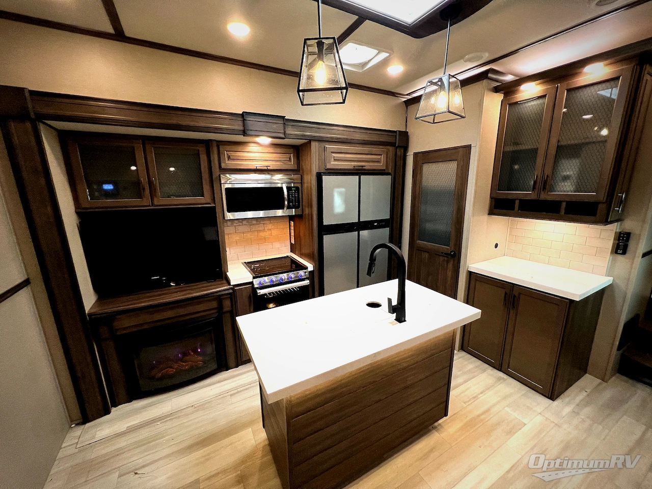 2022 Grand Design Solitude S-Class 3950BH Photo 13