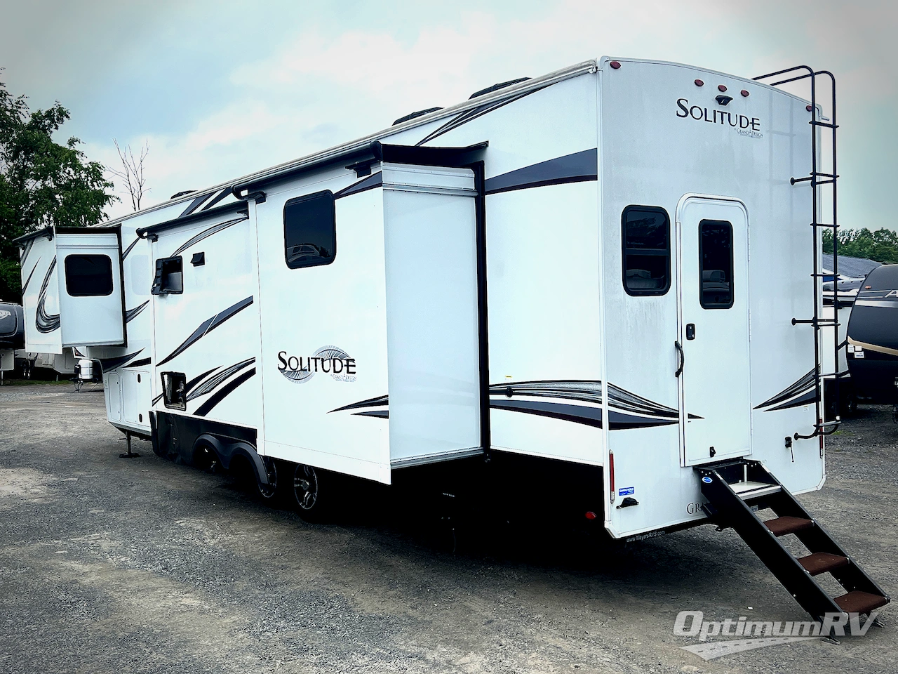 2022 Grand Design Solitude S-Class 3950BH Photo 3