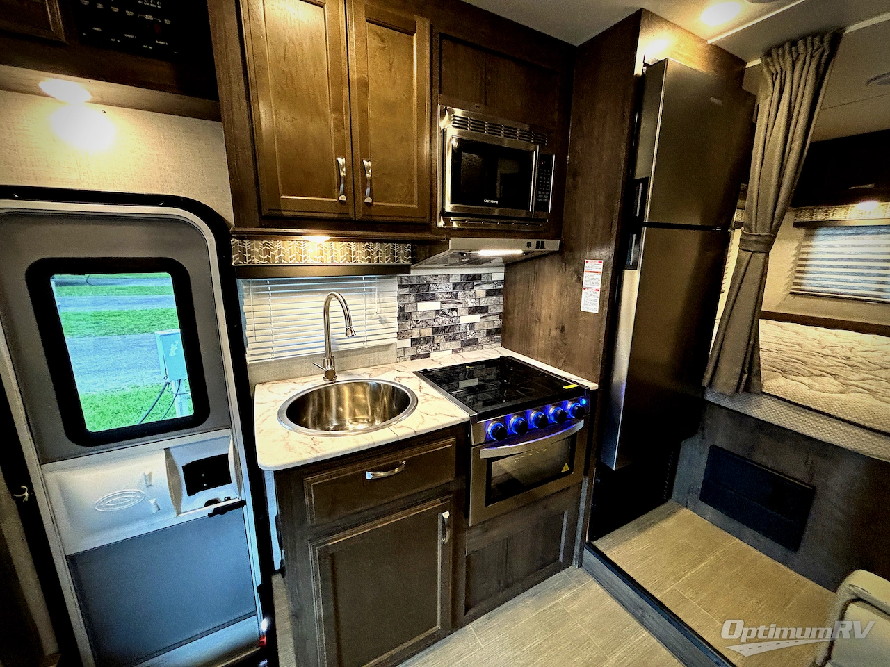 2021 Gulf Stream Conquest Class C 6237LE Photo 12