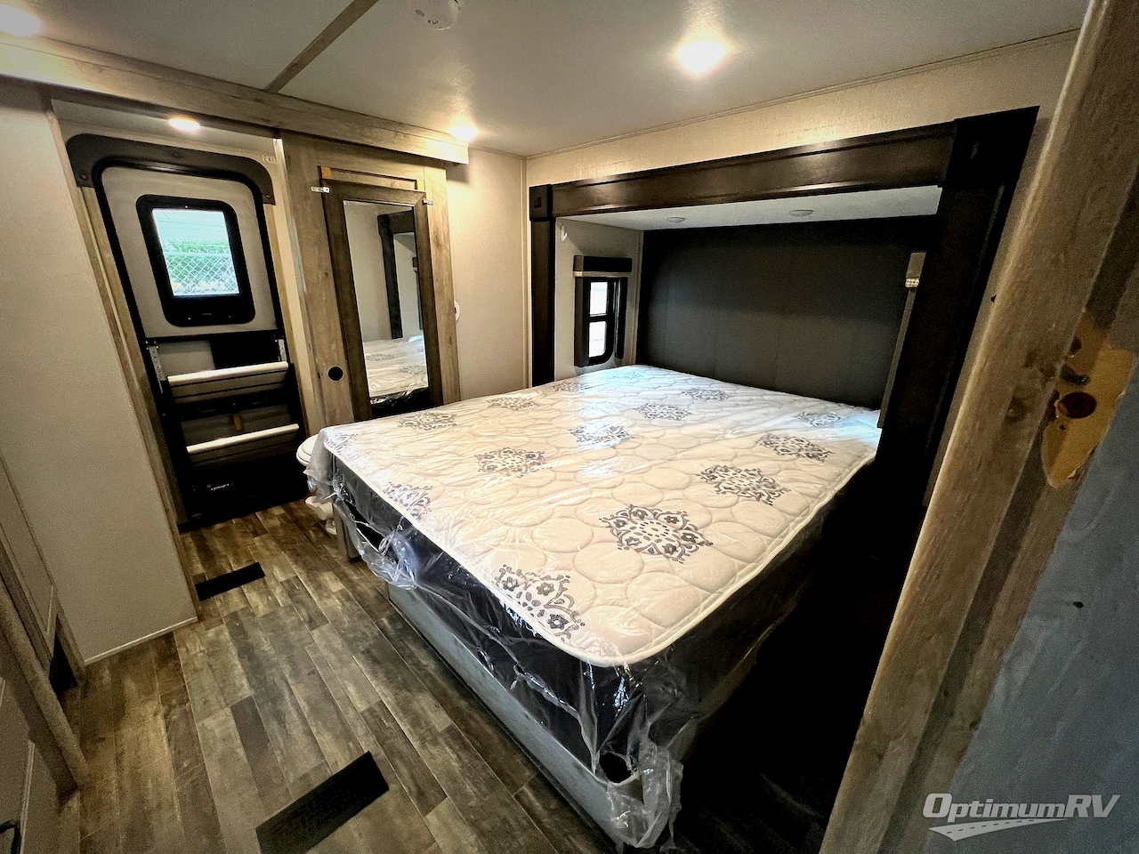 2023 Keystone Avalanche 390DS Photo 9