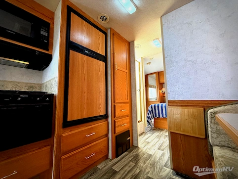 2004 Winnebago Sightseer 30B RV Photo 4