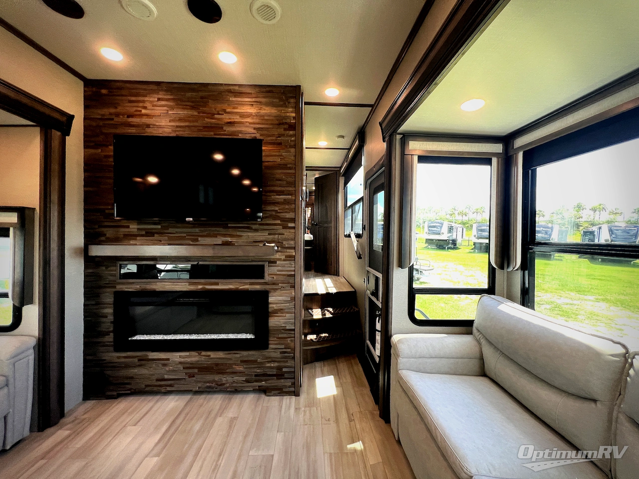2022 Grand Design Solitude 390RK Photo 16