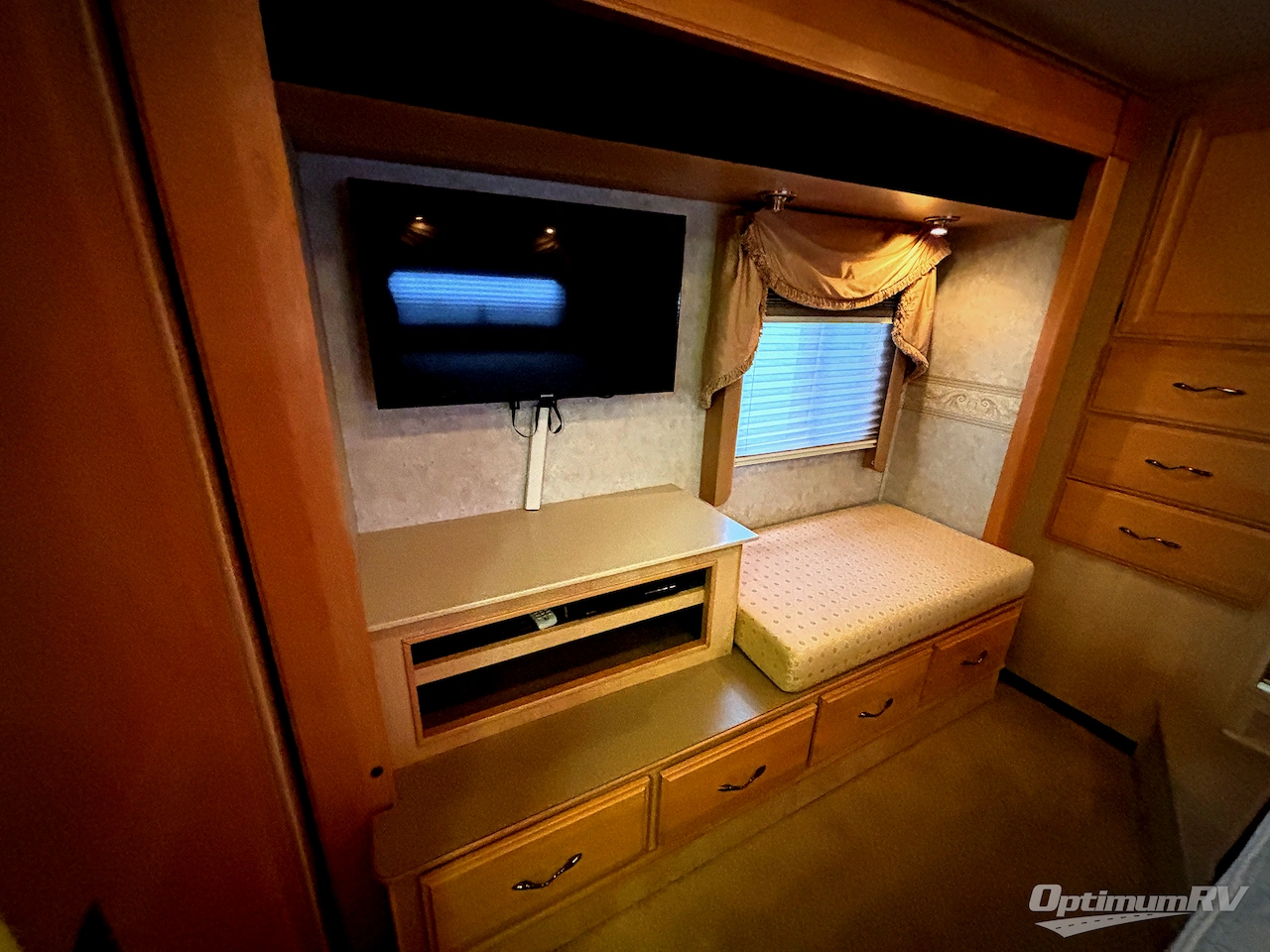 2006 Fleetwood Discovery 39L Photo 23