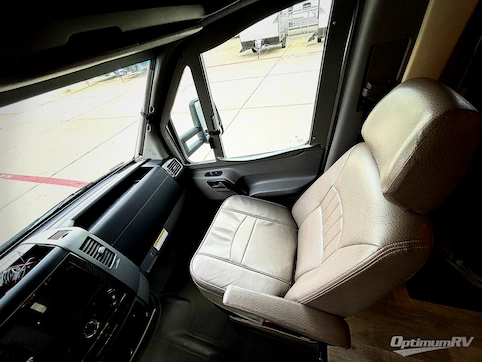 2019 Winnebago Navion 24D RV Photo 3