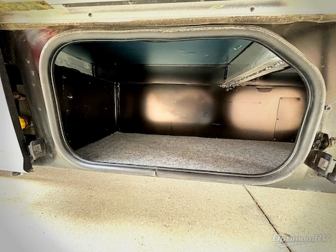 2019 Winnebago Navion 24D RV Photo 4