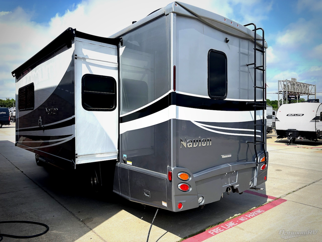 2019 Winnebago Navion 24D Photo 3