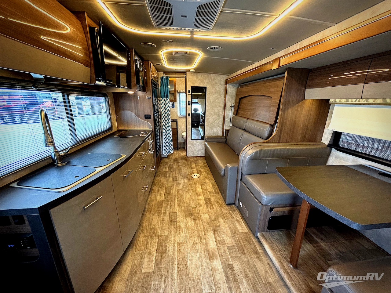 2019 Winnebago Navion 24D Photo 4