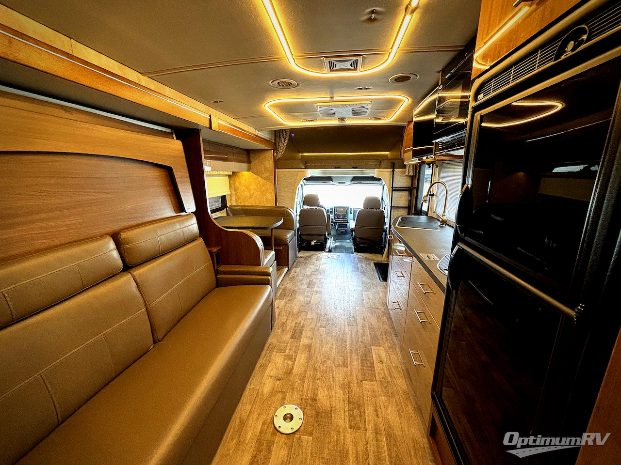 2019 Winnebago Navion 24D Photo 5