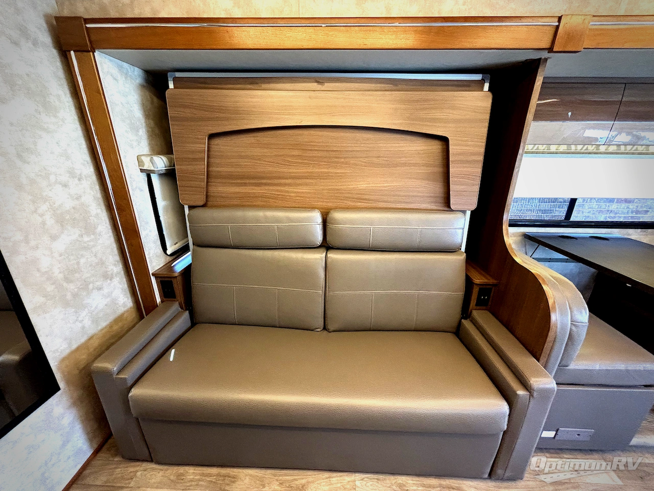 2019 Winnebago Navion 24D Photo 8