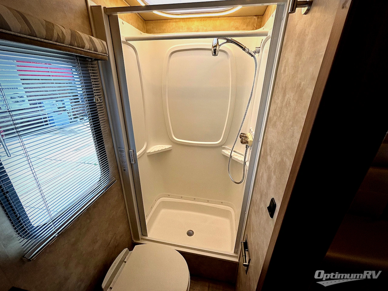 2019 Winnebago Navion 24D Photo 10
