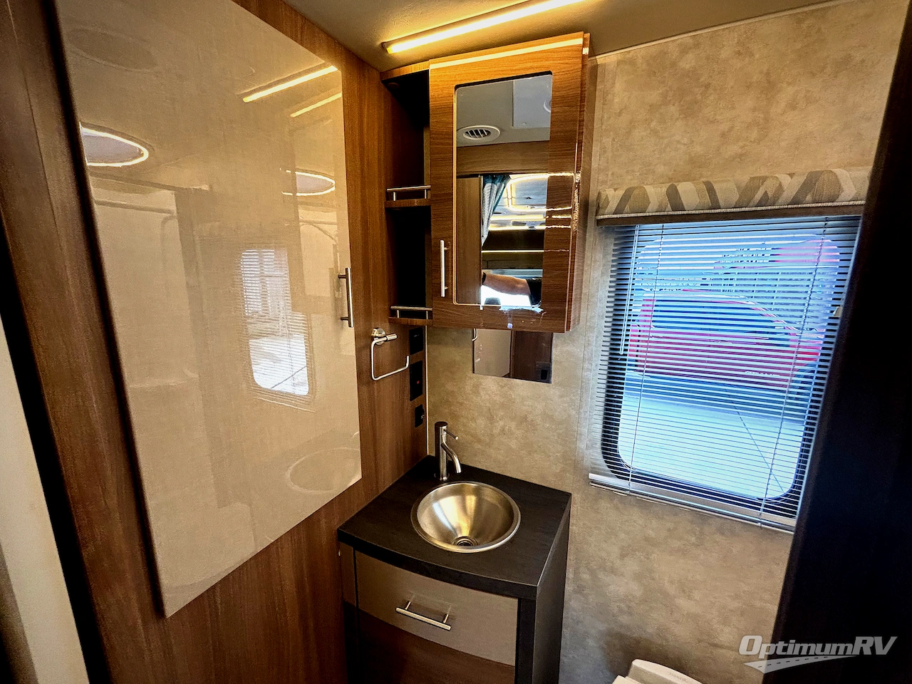 2019 Winnebago Navion 24D Photo 11