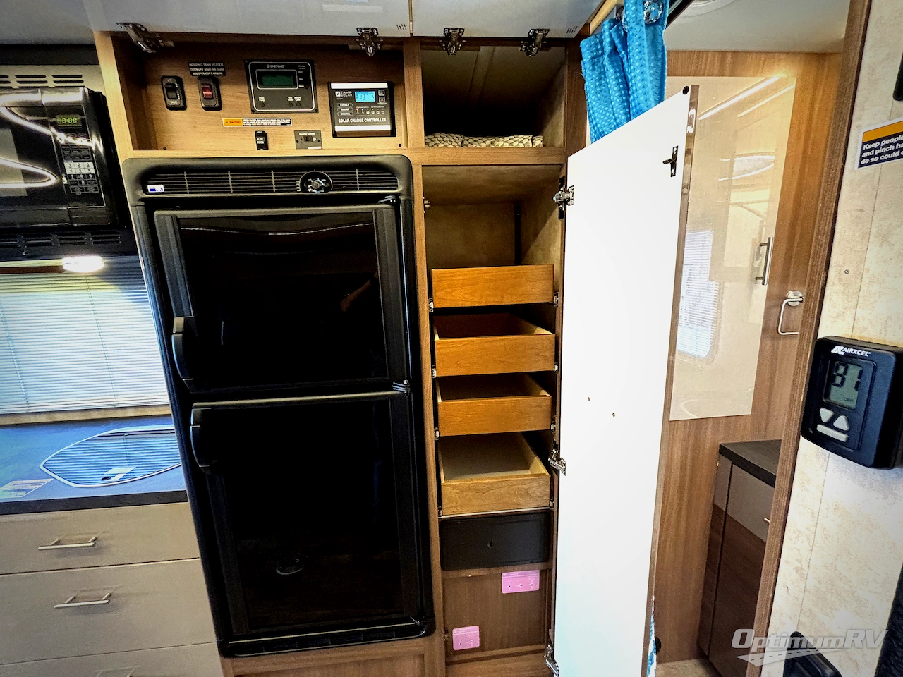 2019 Winnebago Navion 24D Photo 12