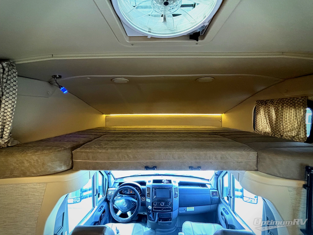 2019 Winnebago Navion 24D Photo 13