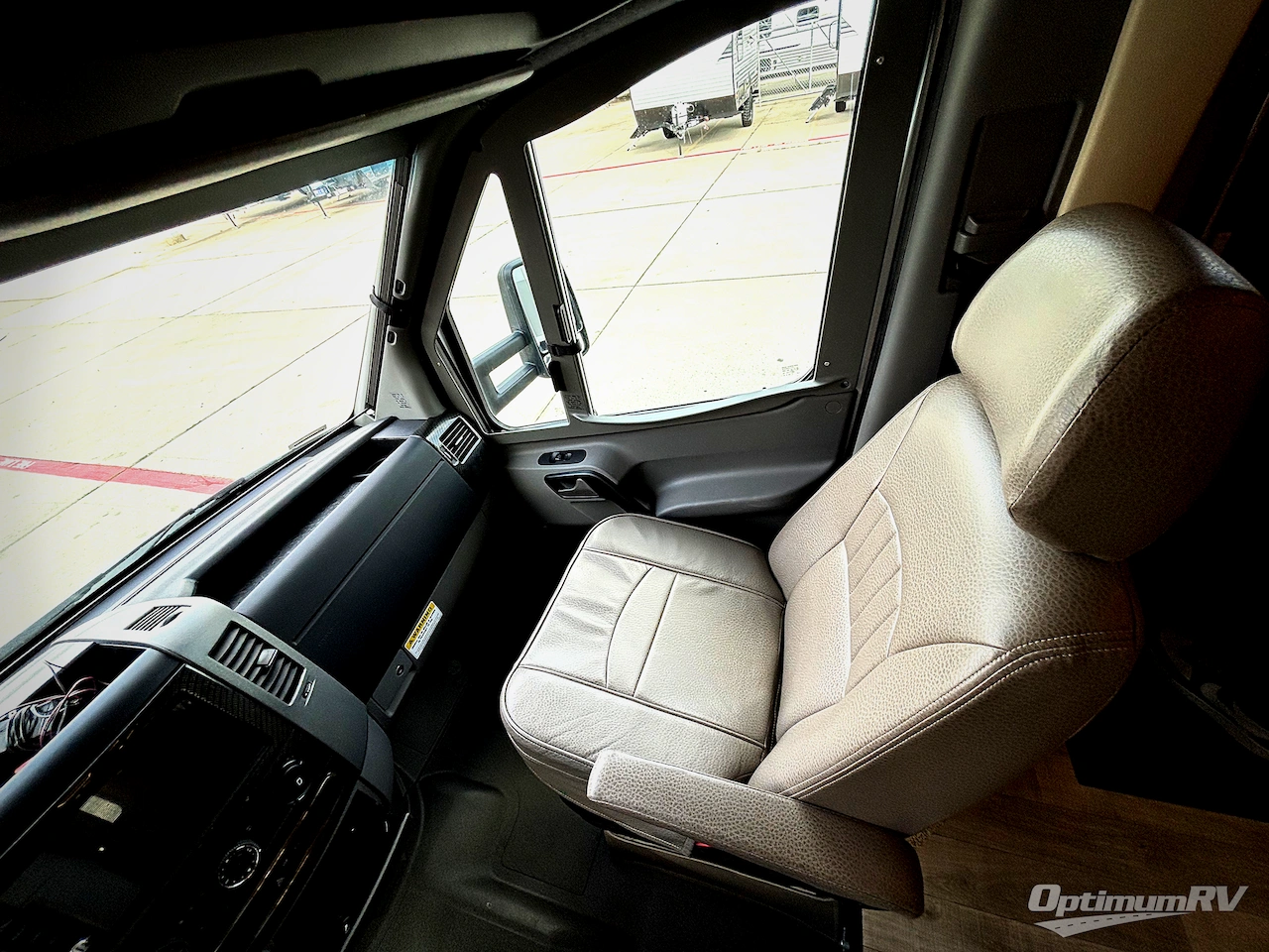 2019 Winnebago Navion 24D Photo 15