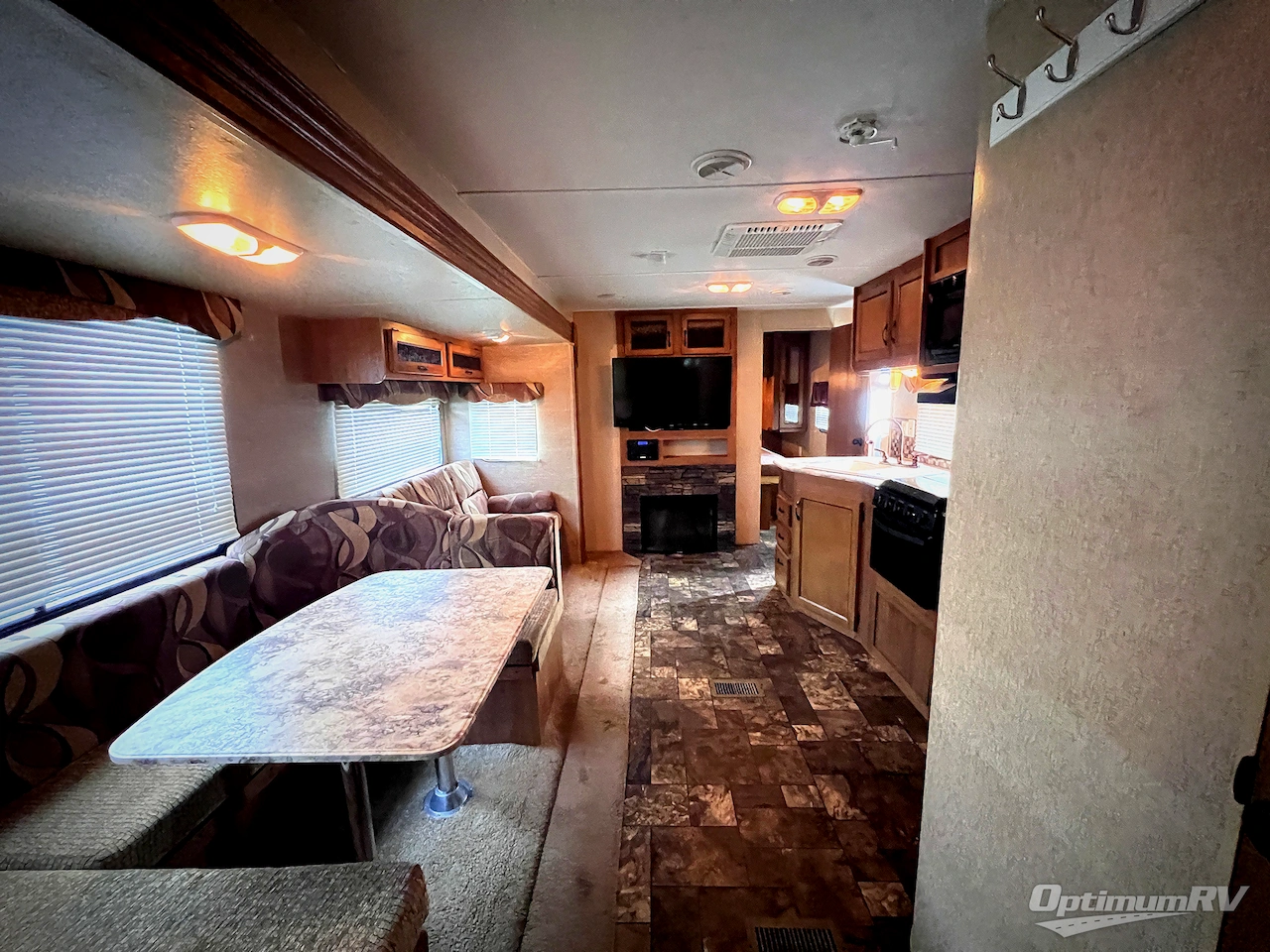 2014 Coachmen Catalina 323BHDS Photo 10