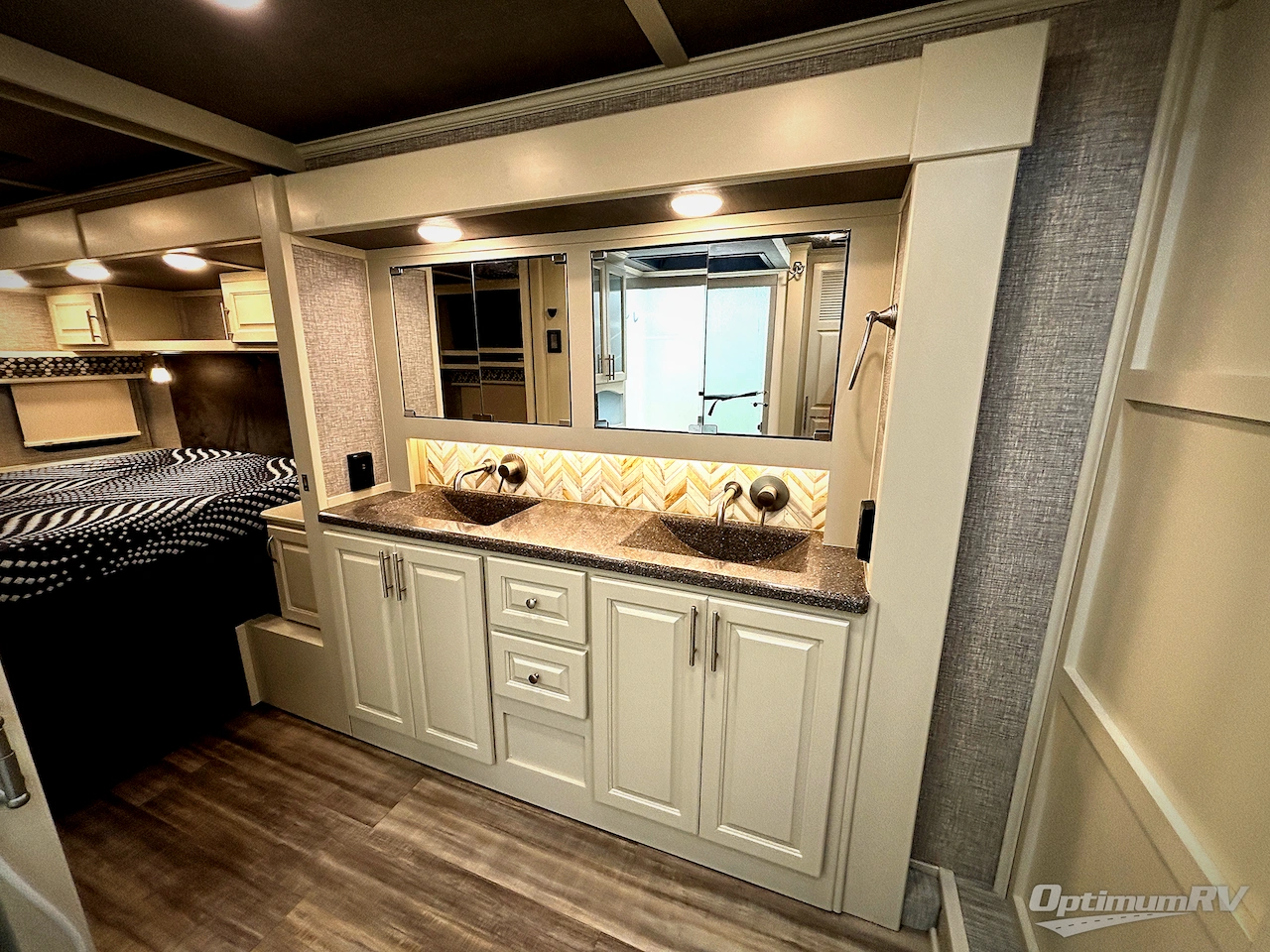 2022 Luxe by the RV Factory Luxe Elite 38GFB Photo 12