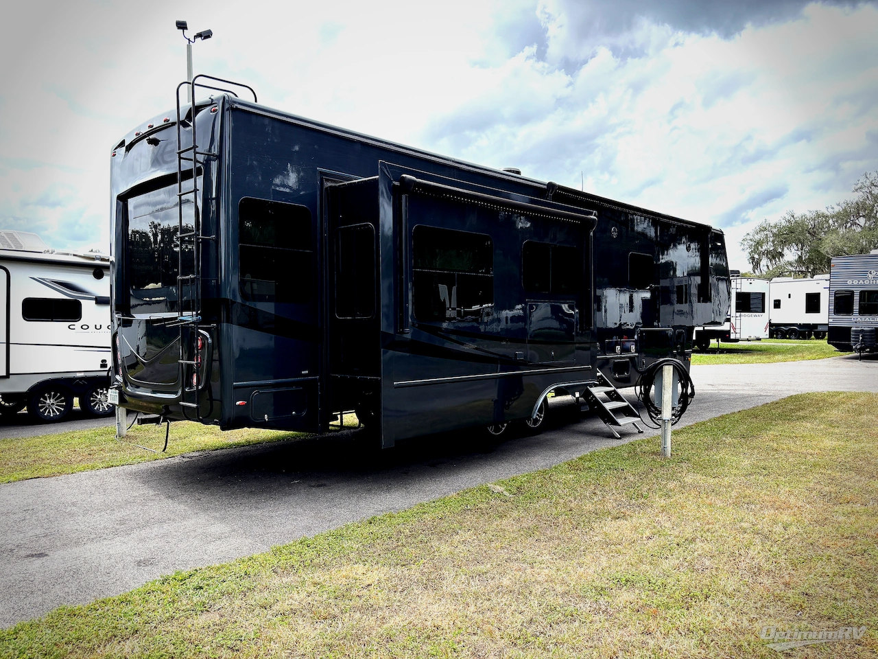 2022 Luxe by the RV Factory Luxe Elite 38GFB Photo 2