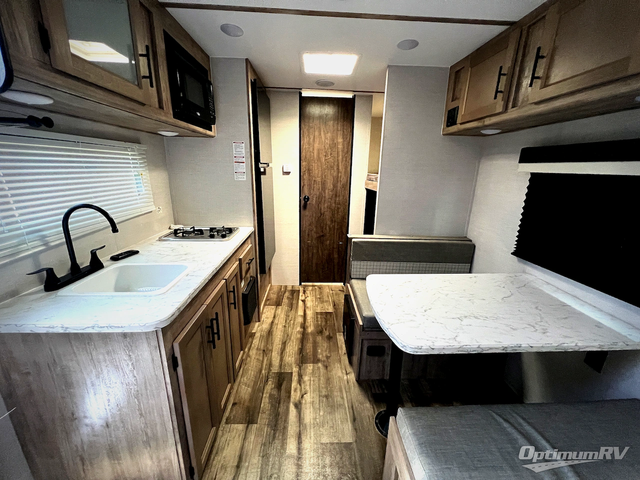 2024 Gulf Stream Kingsport Super Lite 199DD Photo 4