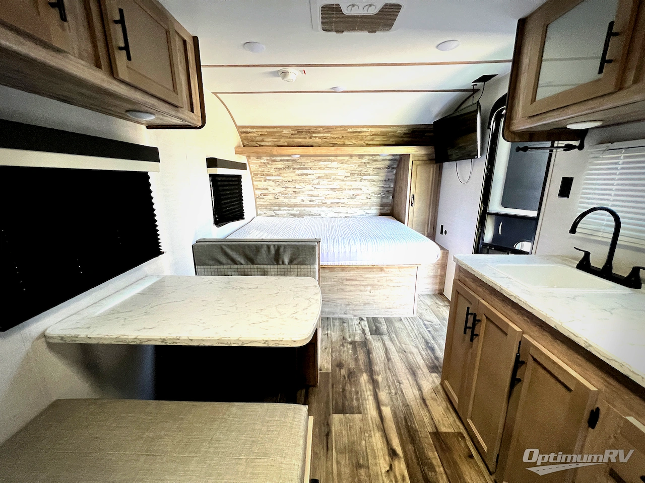 2024 Gulf Stream Kingsport Super Lite 199DD Photo 5