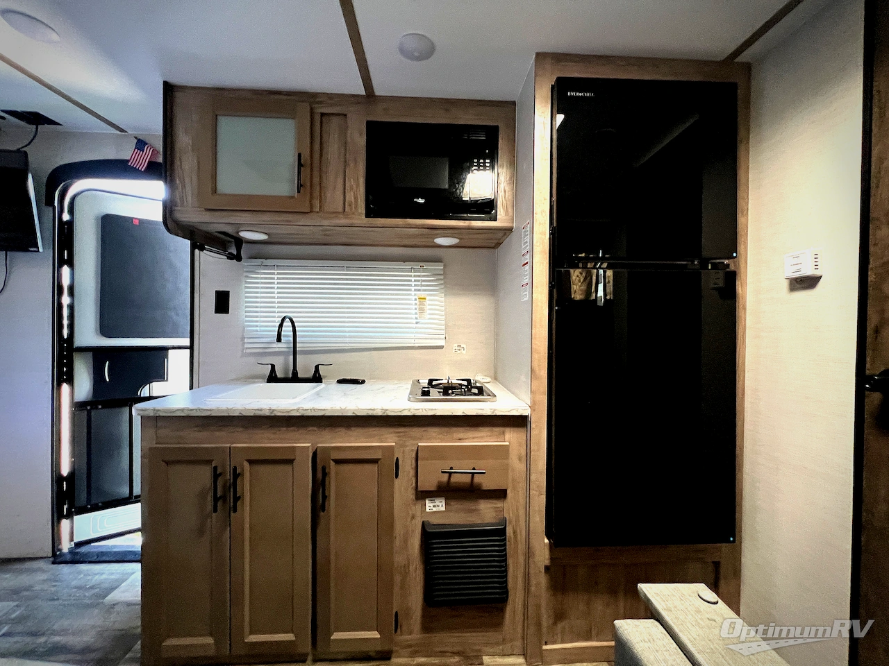 2024 Gulf Stream Kingsport Super Lite 199DD Photo 6