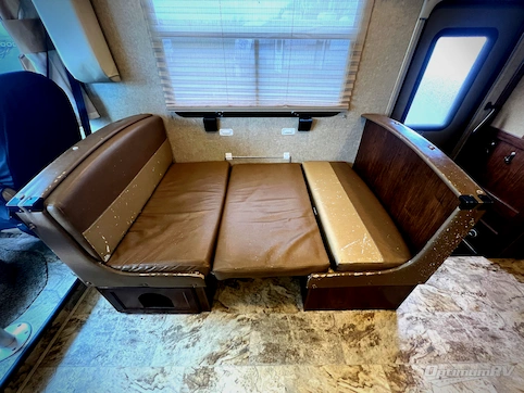 2017 Coachmen Pursuit 33 BH RV Photo 2