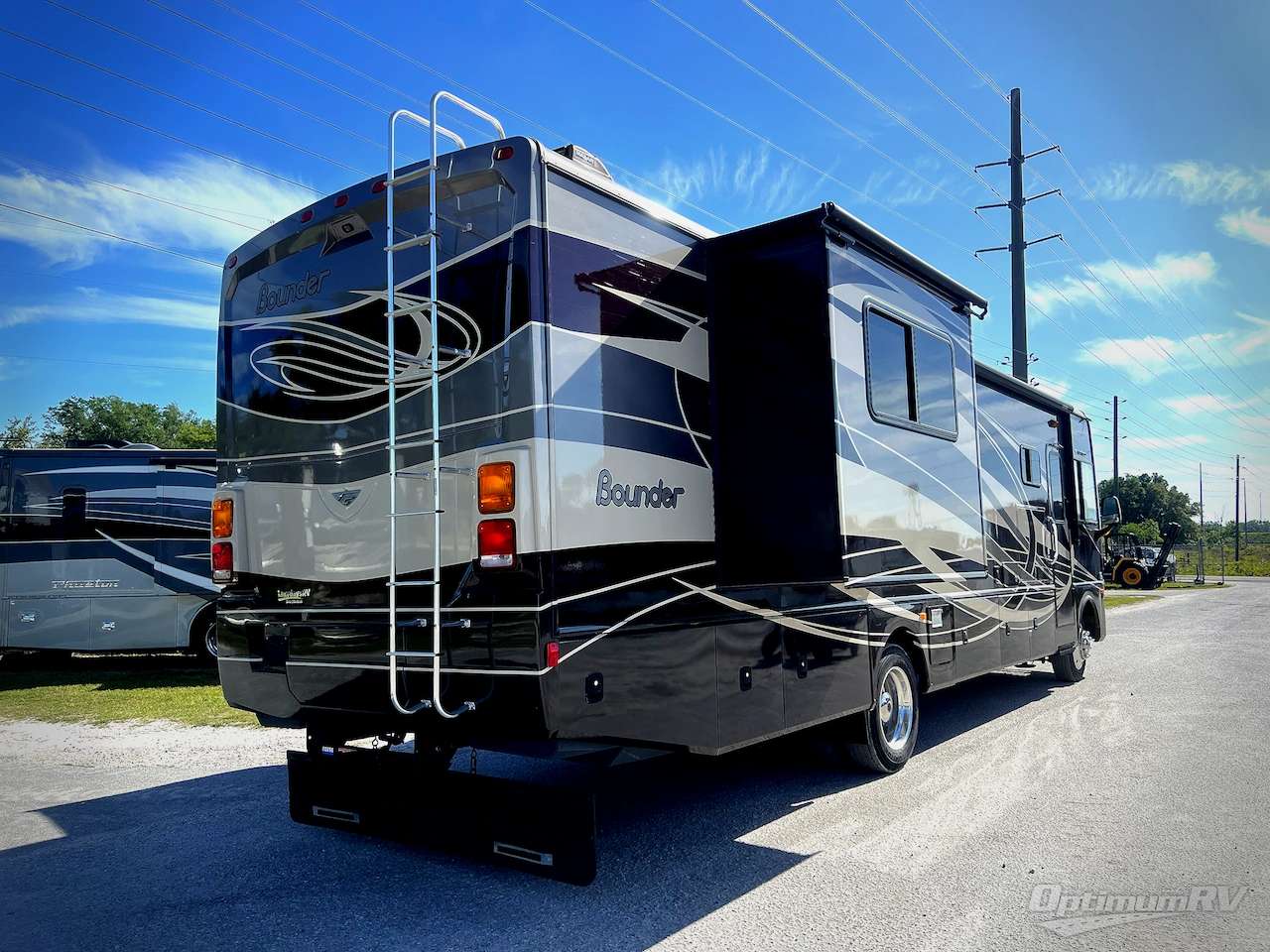 2015 Fleetwood Bounder 35K Photo 3