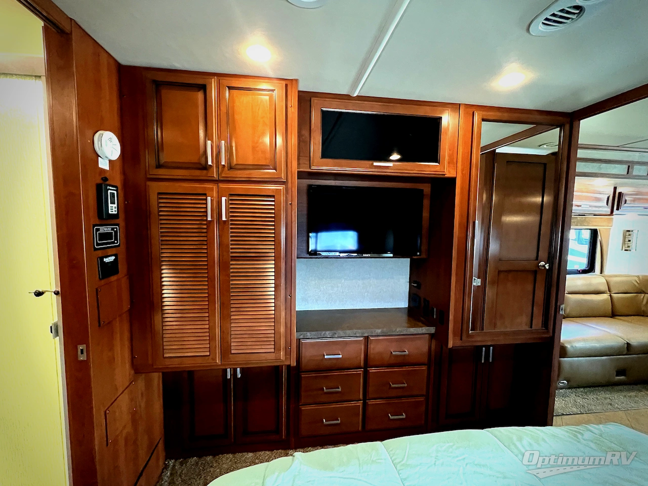 2015 Fleetwood Bounder 35K Photo 17