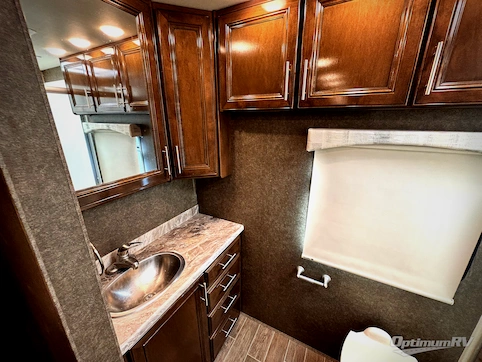 2020 Thor Miramar 35.4 RV Photo 3