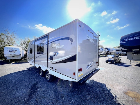 2018 Coachmen Freedom Express Ultra Lite 231RBDS RV Photo 2