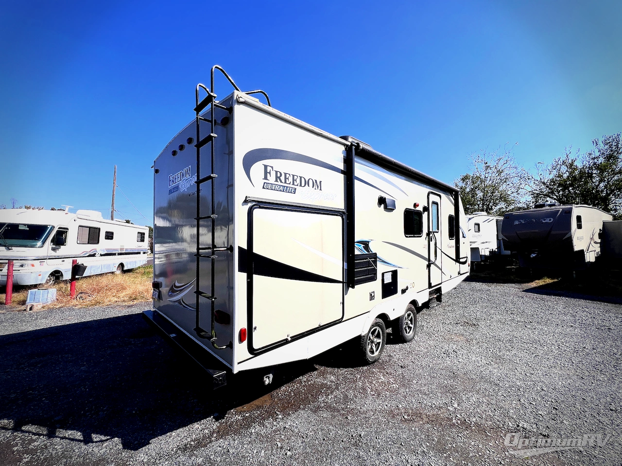 2018 Coachmen Freedom Express Ultra Lite 231RBDS Photo 2