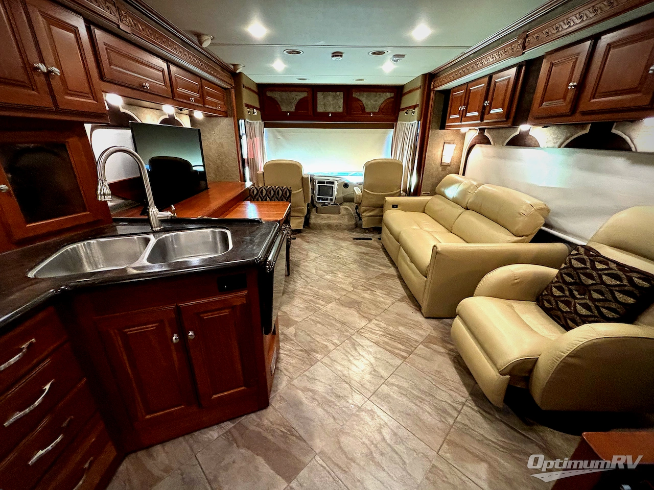 2016 Winnebago Adventurer 37F Photo 5