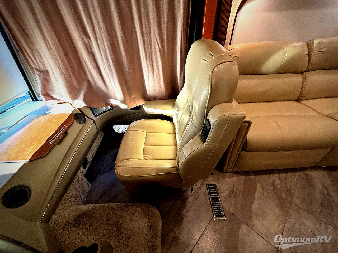 2016 Winnebago Adventurer 37F Photo 9