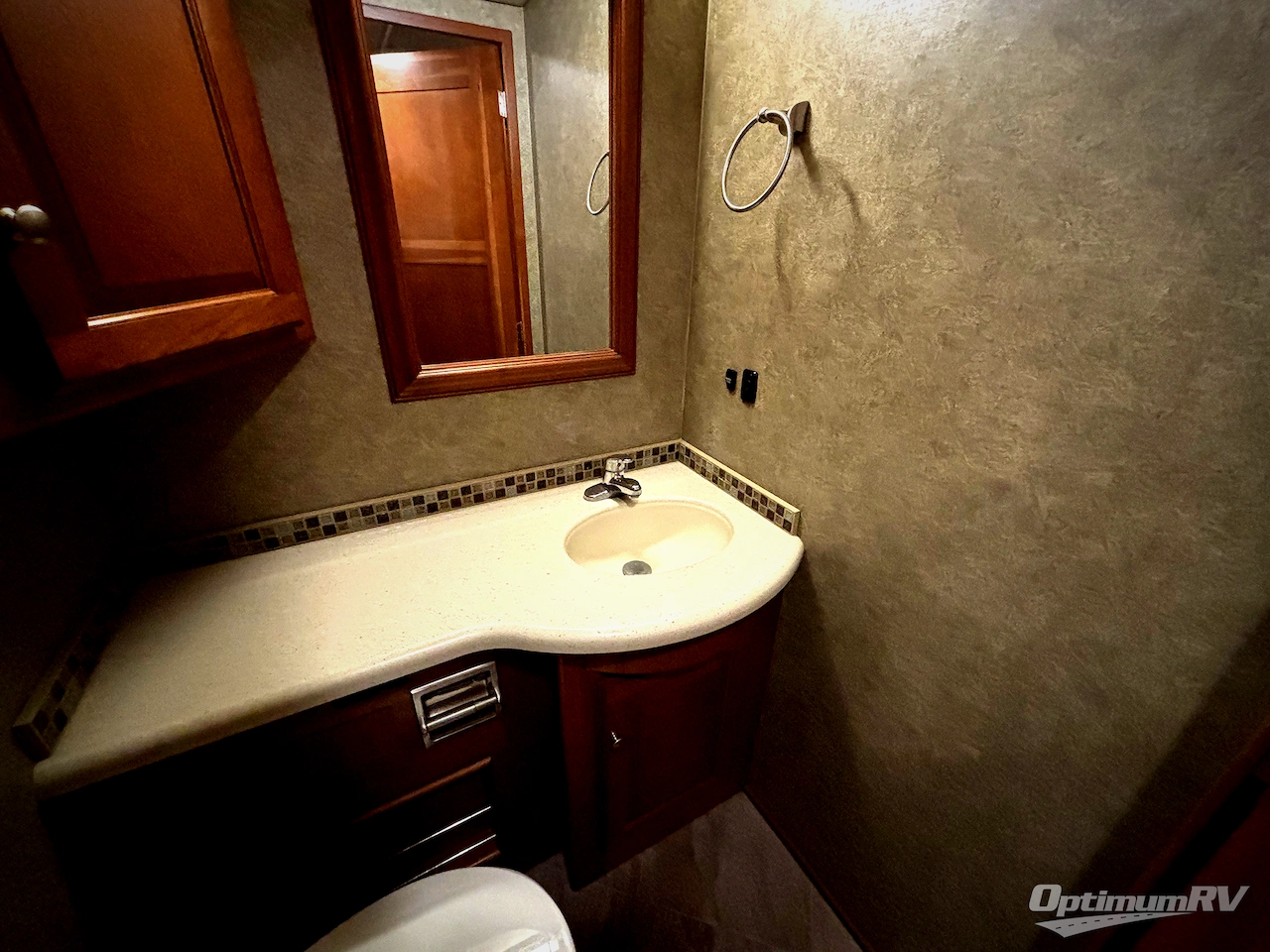 2016 Winnebago Adventurer 37F Photo 15