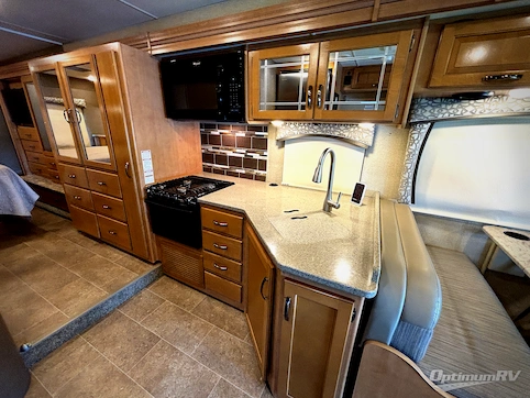 2017 Thor Chateau 31W RV Photo 3