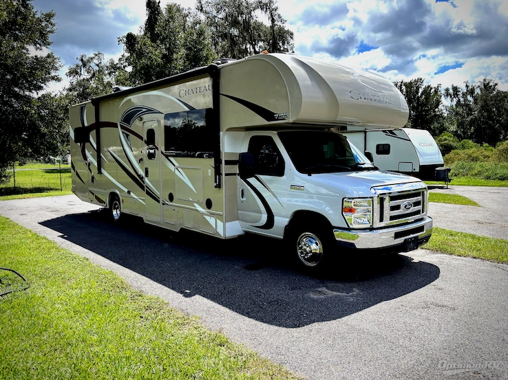2017 Thor Chateau 31W RV Photo 1