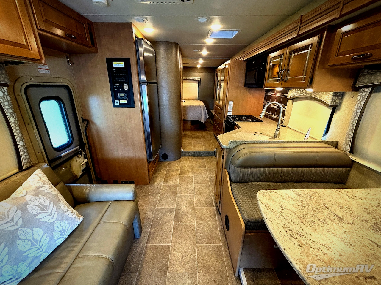 2017 Thor Chateau 31W Photo 4