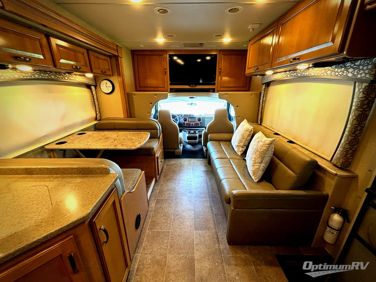 2017 Thor Chateau 31W Photo 5