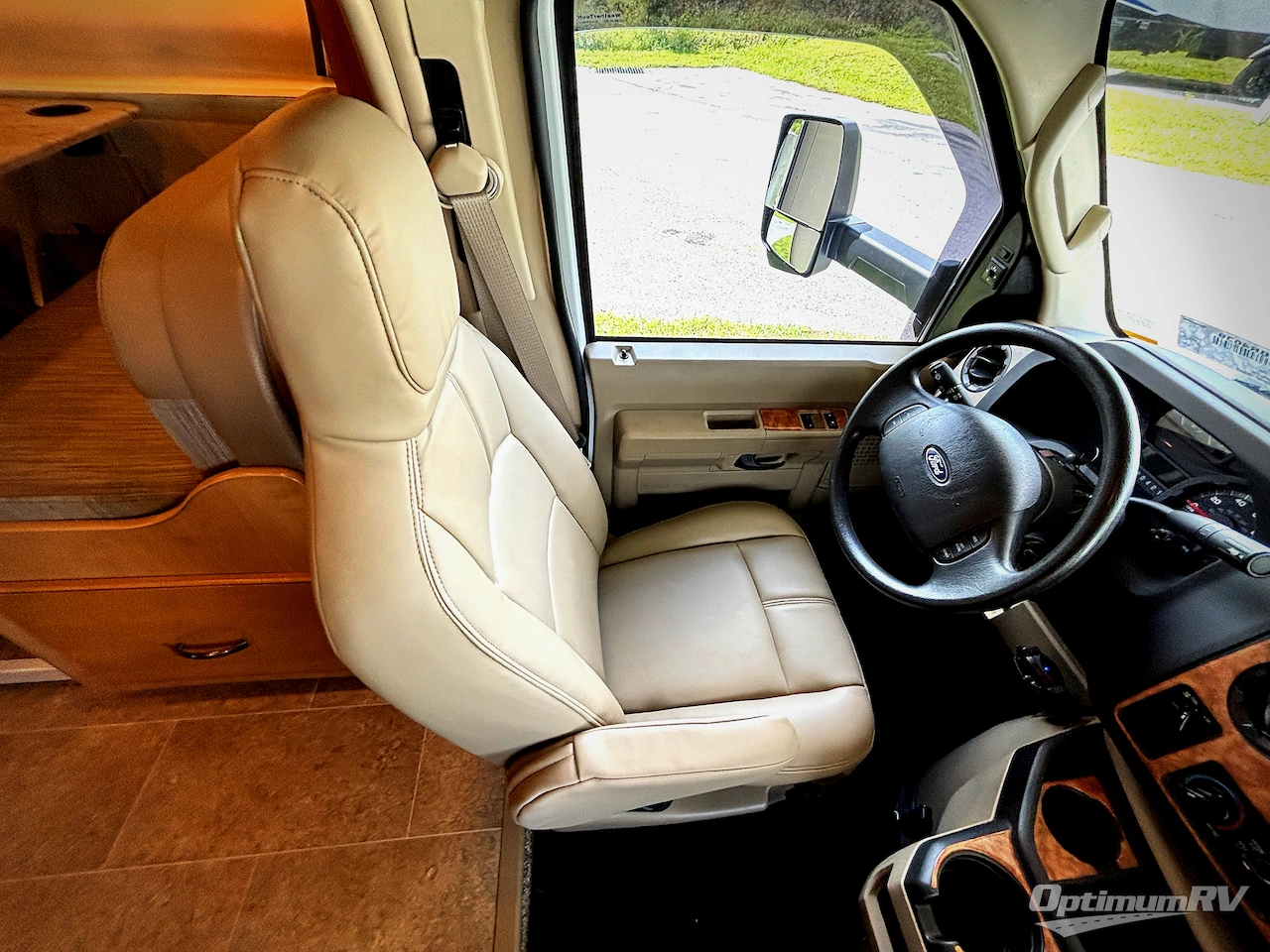 2017 Thor Chateau 31W Photo 7