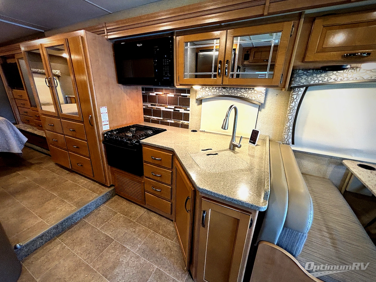 2017 Thor Chateau 31W Photo 13