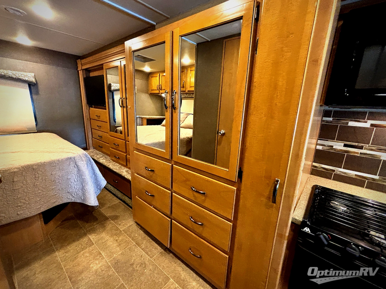 2017 Thor Chateau 31W Photo 18