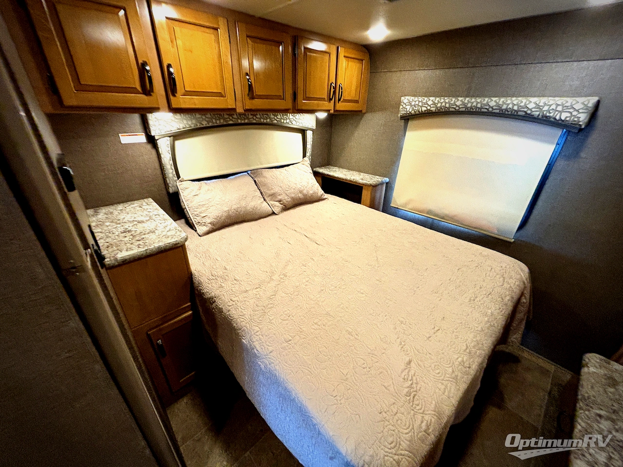 2017 Thor Chateau 31W Photo 20
