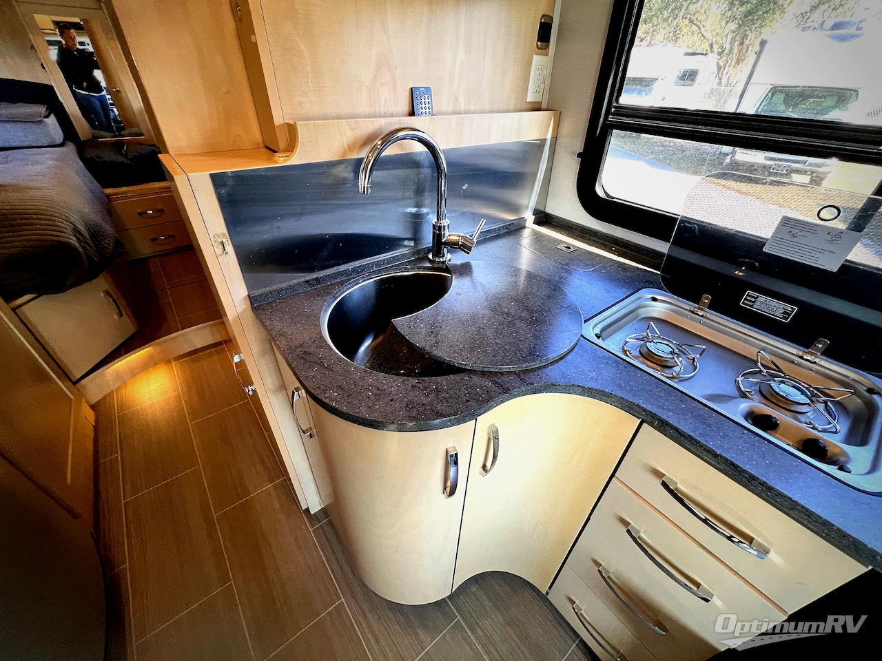 2017 Leisure Travel Unity U24TB Photo 12