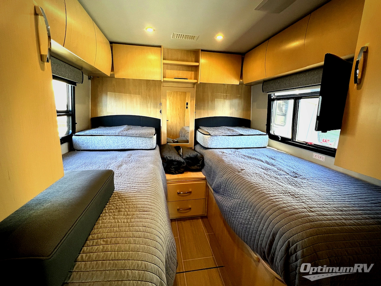 2017 Leisure Travel Unity U24TB Photo 17