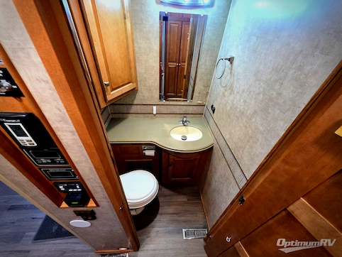 2014 Winnebago Adventurer 37F RV Photo 3