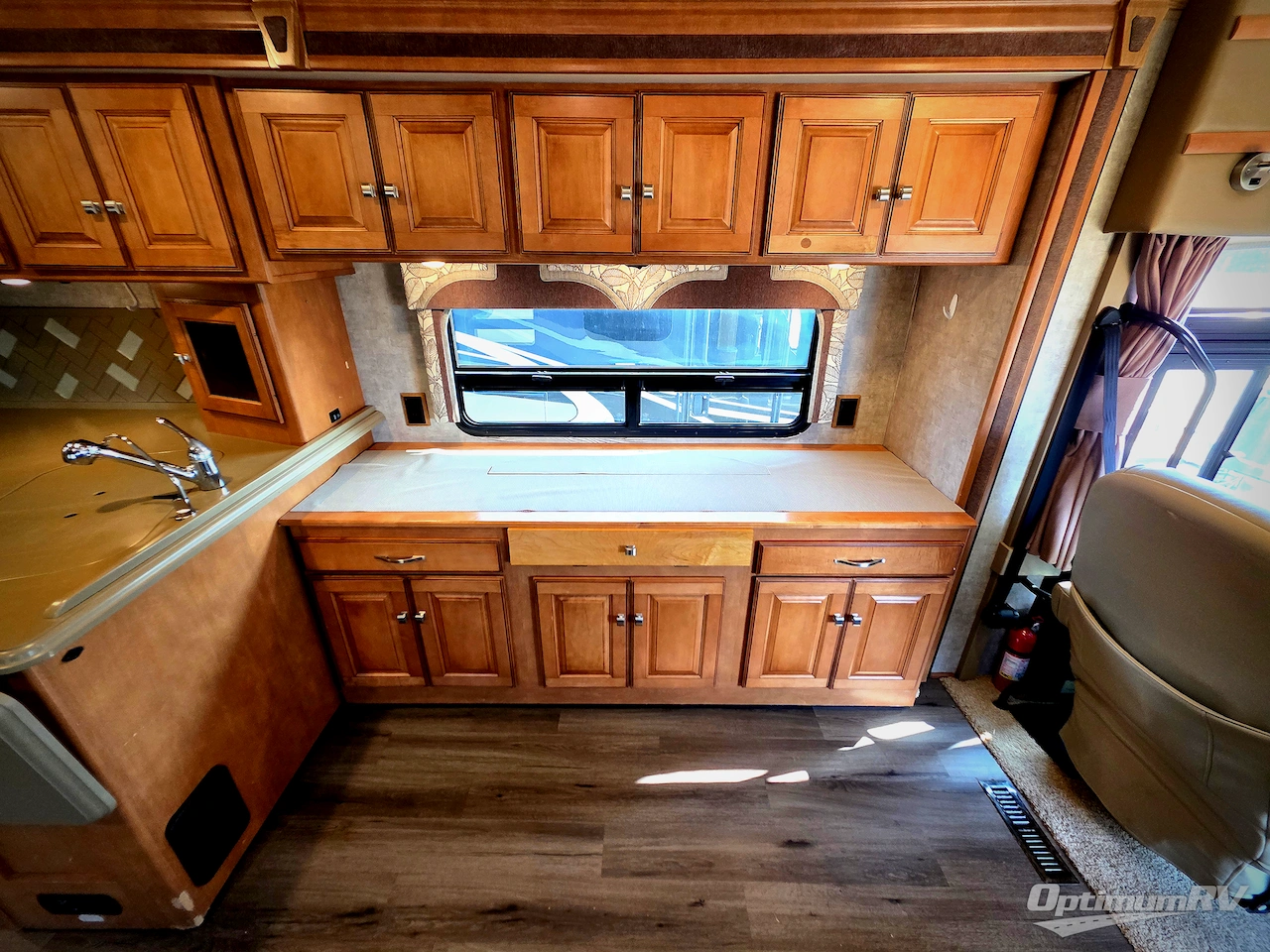 2014 Winnebago Adventurer 37F Photo 8