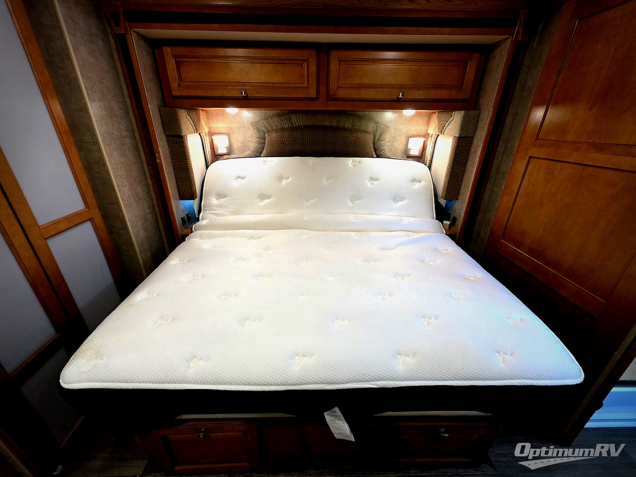 2014 Winnebago Adventurer 37F Photo 16