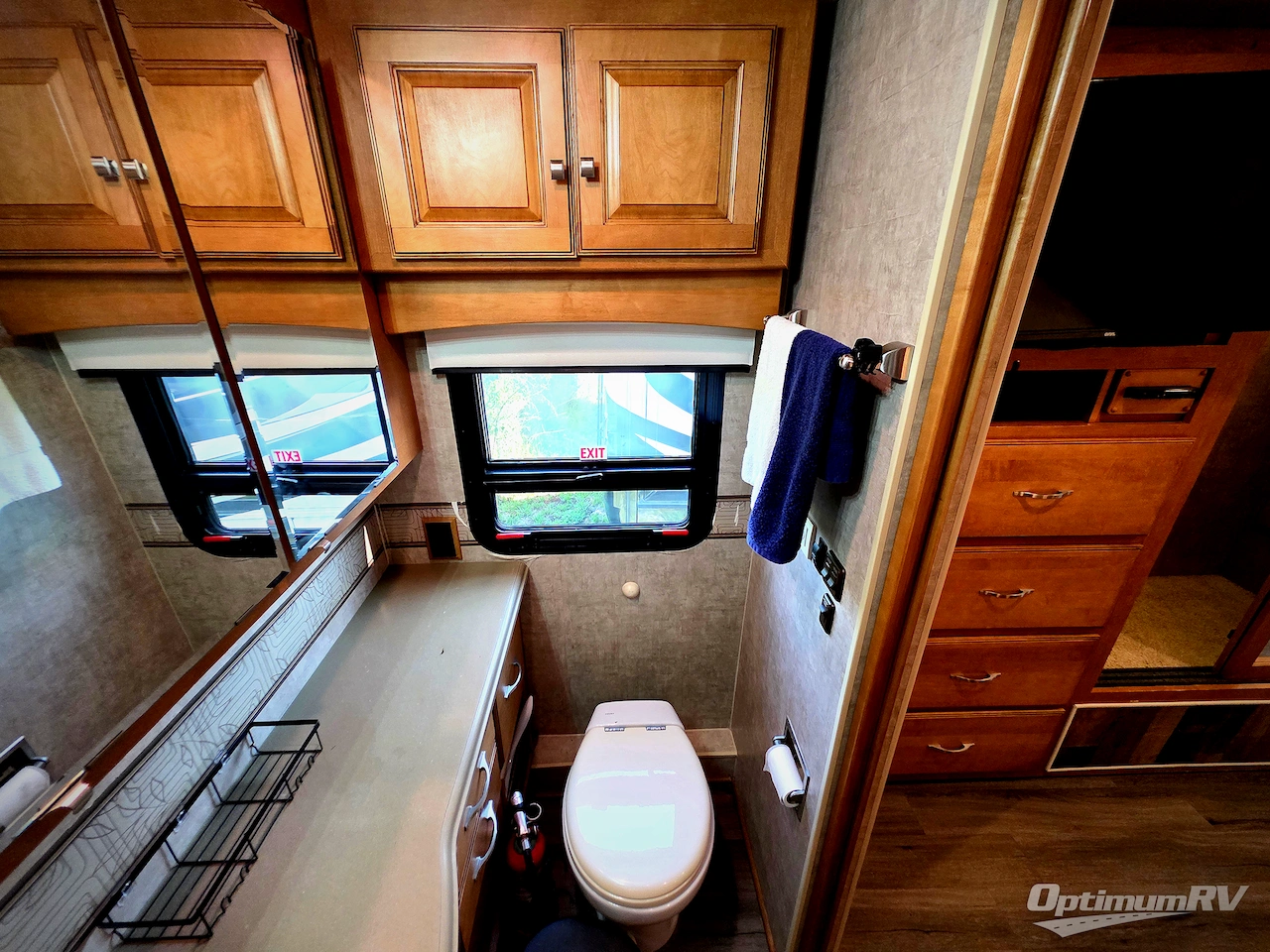 2014 Winnebago Adventurer 37F Photo 19