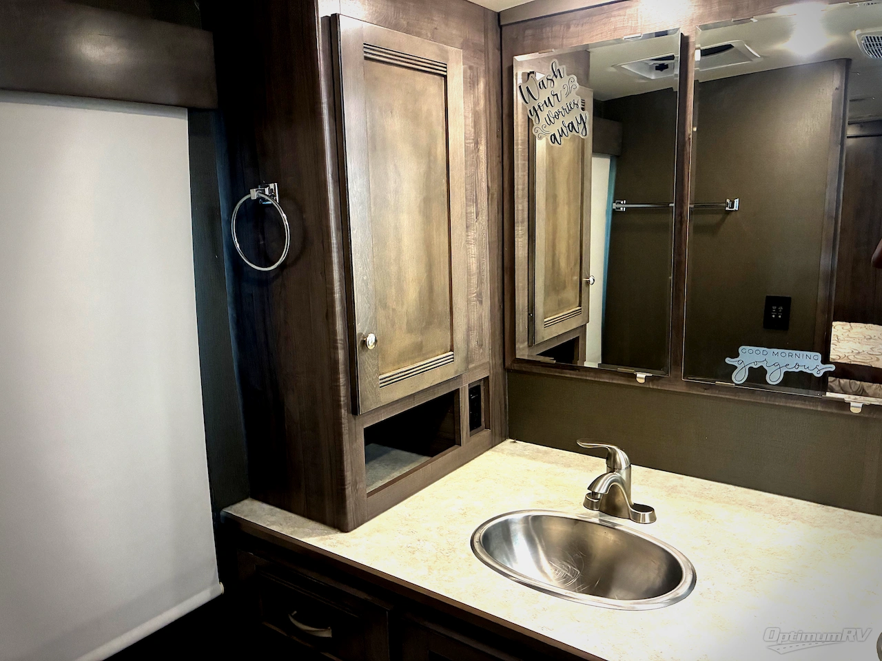 2019 Winnebago Forza 38F Photo 16