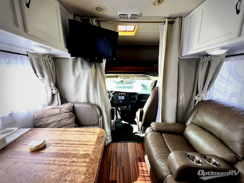 2014 Coachmen Freelander 28QB  Chevy 4500 RV Photo 2